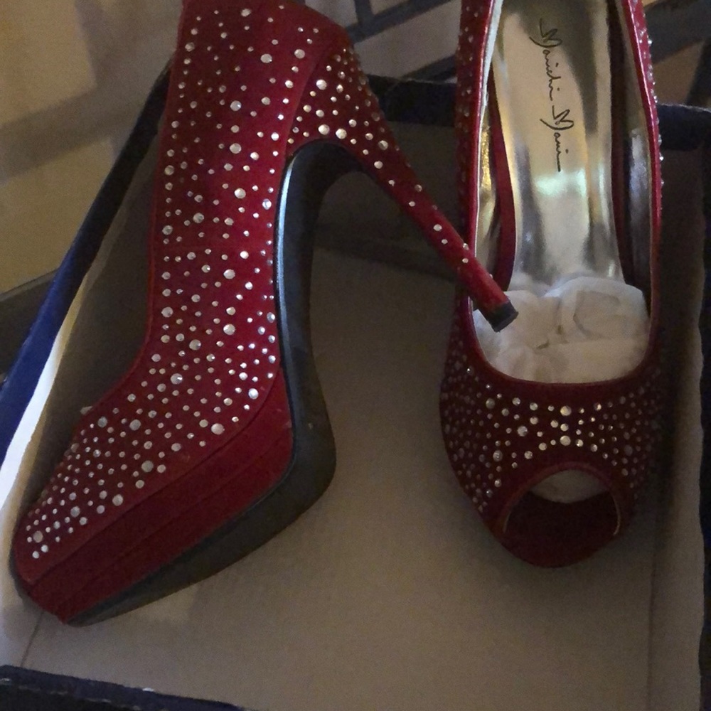 Heels - Picture 3 of 3